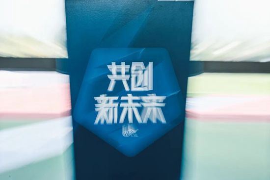 周润发和郭富城之间从合作无间的盟友到针锋相对的对手，一系列紧张变化首次呈现在观众面前